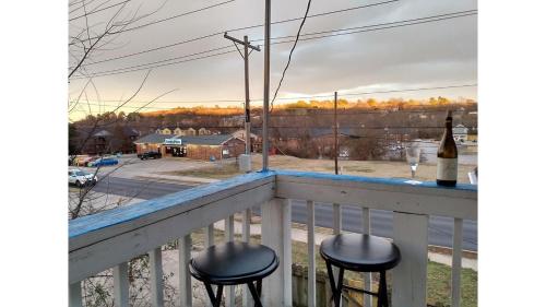 Studio Penthouse in Victorian near University of Arkansas, Wilson Park and Razorback Greenway, Nature and Bike Trail in Fayetteville, USA