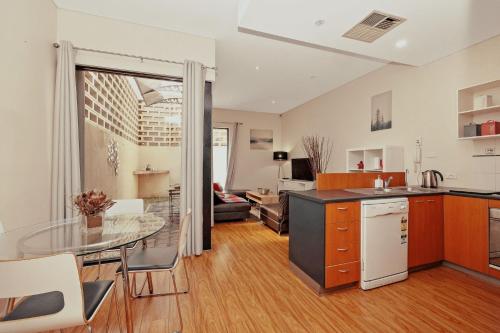 3 BR Townhouse Near Gouger Street - Pets Friendly - Free Parking - Free Wifi