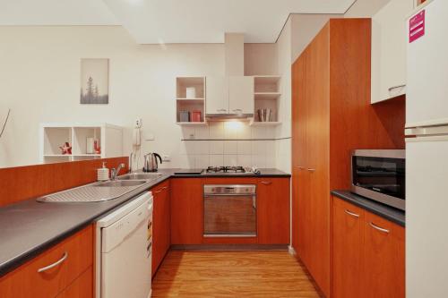 3 BR Townhouse Near Gouger Street - Pets Friendly - Free Parking - Free Wifi