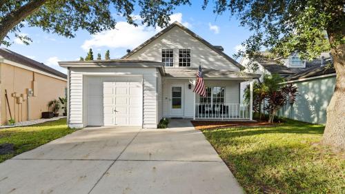 Brandon Central Location 4BR Lake Oasis in Brandon, USA