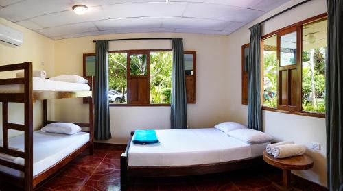 1 double bed, 2 bunk beds