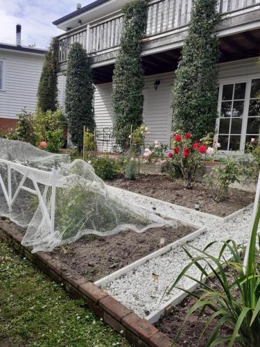 Skats, Magnolia Cottage in Diamond Harbour