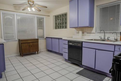 City Living Bliss 3BR Gem Near Parks and Dining in Chicago, USA
