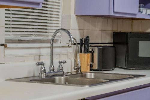 City Living Bliss 3BR Gem Near Parks and Dining in Chicago, USA