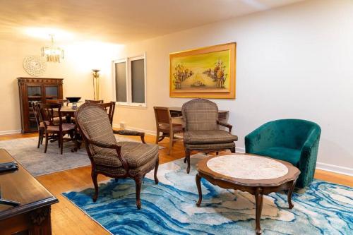 City Living Bliss 3BR Gem Near Parks and Dining in Chicago, USA