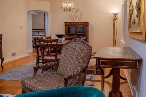 City Living Bliss 3BR Gem Near Parks and Dining in Chicago, USA