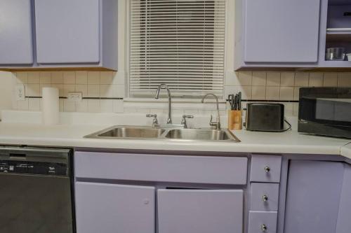 City Living Bliss 3BR Gem Near Parks and Dining in Chicago, USA