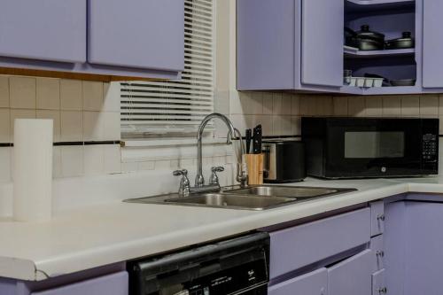 City Living Bliss 3BR Gem Near Parks and Dining in Chicago, USA