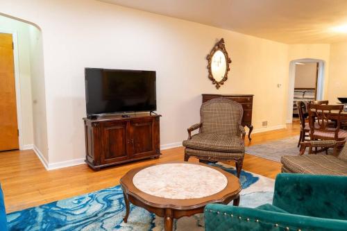 City Living Bliss 3BR Gem Near Parks and Dining in Chicago, USA
