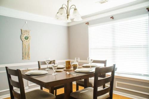Facilities, Deck, BBQ Grill, Backyard Fire Pit, Pool, Jacuzzi Tub, 65 inch TV in South Fulton