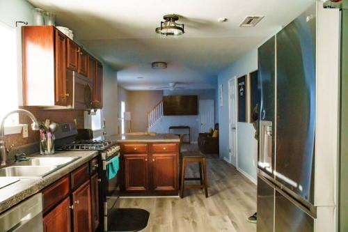 Kitchen, Deck, BBQ Grill, Backyard Fire Pit, Pool, Jacuzzi Tub, 65 inch TV in South Fulton