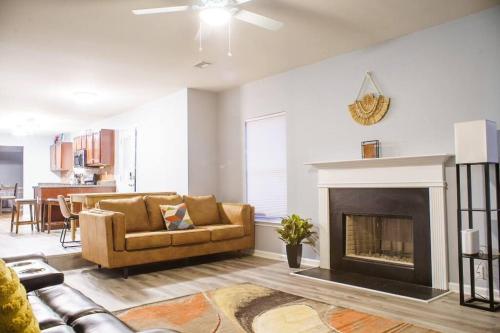 Deck, BBQ Grill, Backyard Fire Pit, Pool, Jacuzzi Tub, 65 inch TV in South Fulton