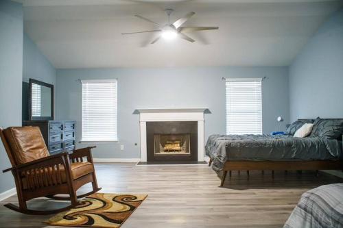 Deck, BBQ Grill, Backyard Fire Pit, Pool, Jacuzzi Tub, 65 inch TV in South Fulton
