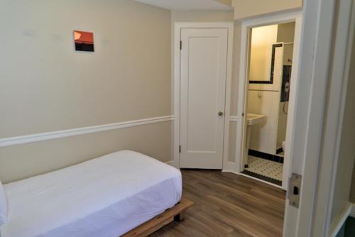 1 queen bed, 1 twin bed