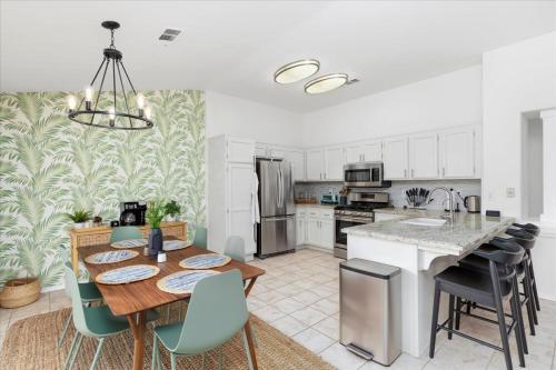 Revitalizing 3 Bedroom Home With Pool, Pet-Friendly, Wi-fi