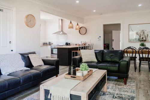 Live in the Heart of Mudgee at Fairbairn Cottage, Маджи (фото 4)