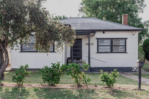 Live in the Heart of Mudgee at Fairbairn Cottage, Маджи (фото 5)