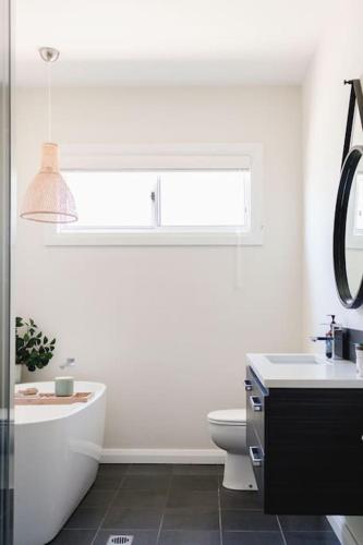 Live in the Heart of Mudgee at Fairbairn Cottage, Маджи (фото 7)