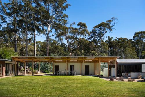 Kangaroo Estate Farmstead 8 bedroom Daylesford 17 Pax Weddings in Wheatsheaf