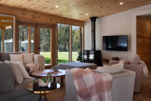 Kangaroo Estate Farmstead 8 bedroom Daylesford 17 Pax Weddings in Wheatsheaf