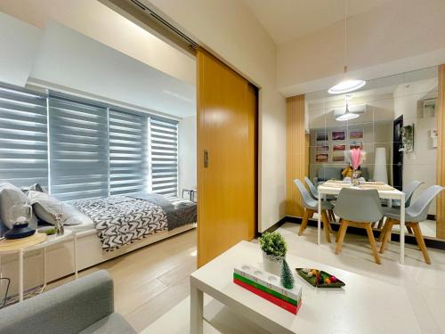1BR BGC Uptown Modern Condo Netflix 200Mb Wifi, Manila