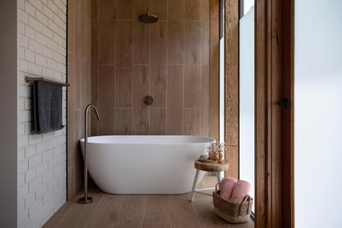 Fürdőszoba, Kangaroo Estate Farmstead 8 bedroom Daylesford 17 Pax Weddings in Wheatsheaf