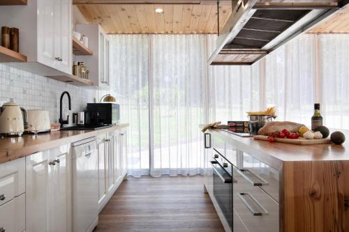 Kangaroo Estate Farmstead 8 bedroom Daylesford 17 Pax Weddings in Wheatsheaf