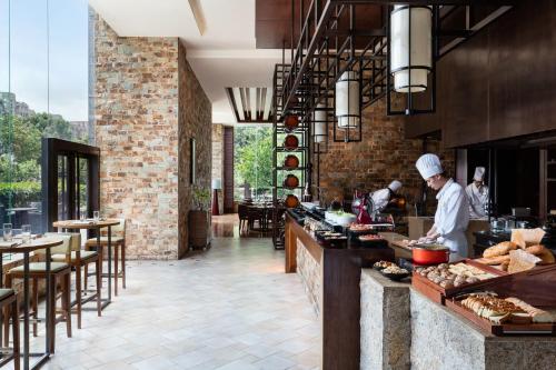 Shanghai Marriott Hotel Pudong East - Only a 20 minute drive from Disney, Shanghai (photo 7)