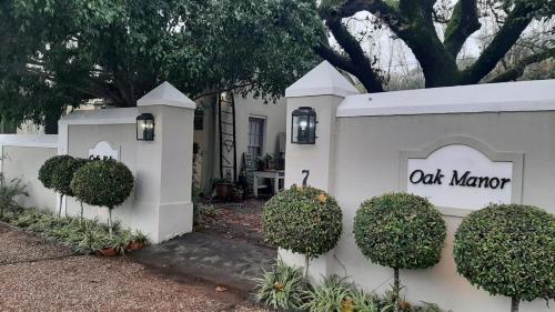 . Cafe Felix & Old Oak Manor