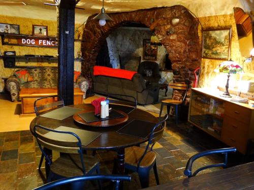 ห้องส่วนกลางสำหรับนั่งเล่น/ดูทีวี, Di's Dugouts in คูเบอร์พีดี้