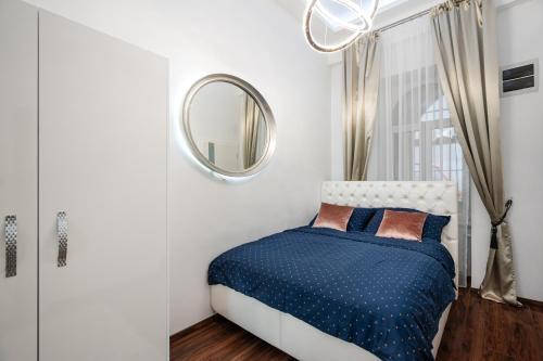 Opera Balkony Luxury Apartment - image 3