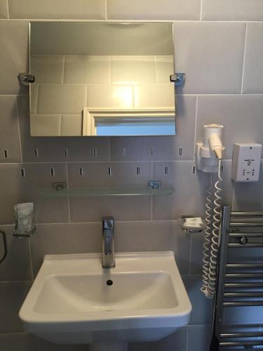 Dockside Hotel - image 12