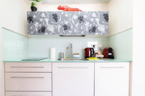 Kitchen, Sweet Love - דירה מהממת על הטיילת בבת ים עם נוף מושלם in Bat Yam