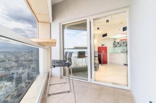 Balcony/terrace, Sweet Love - דירה מהממת על הטיילת בבת ים עם נוף מושלם in Bat Yam