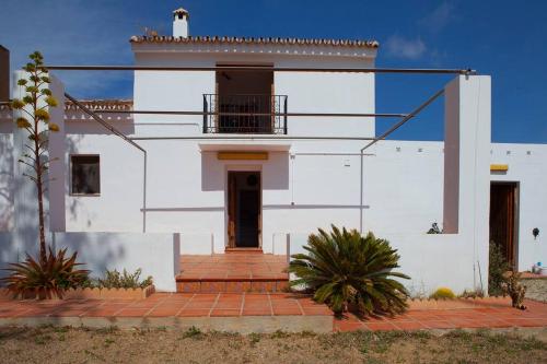 Farm house (cortijo) con piscina, vistas al mar y montaña