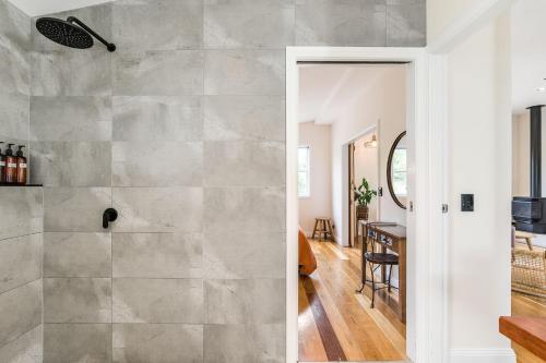 Shower, Forget Me Not Farm Cottages in Byron Bay Surroundings