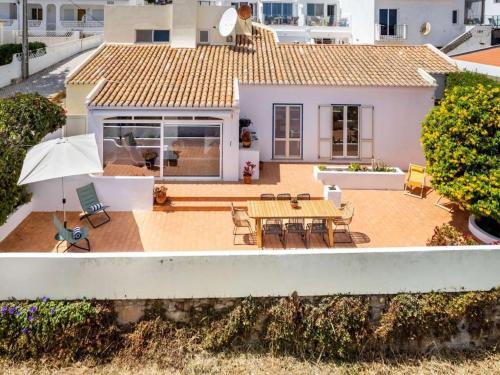 Majestic Oceanfront Retreat - 4 Bedrooms - Fantastic Frontline Location - Direct Access To The Sea And Beach - Praia da Luz gîte à louer Praia da Luz