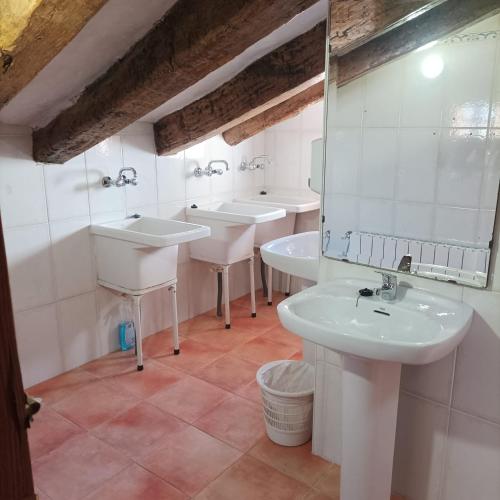 Vannas istaba, El Albergue Cirat in Cirat