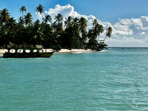 Luxury 5-Bed Villa in Tobago The Big Yellow House in سكاربوروف