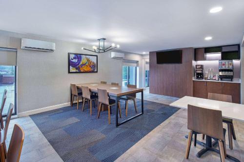 Essen und Erfrischungen, La Quinta Inn & Suites by Wyndham Nashville Airport in Nashville (TN)