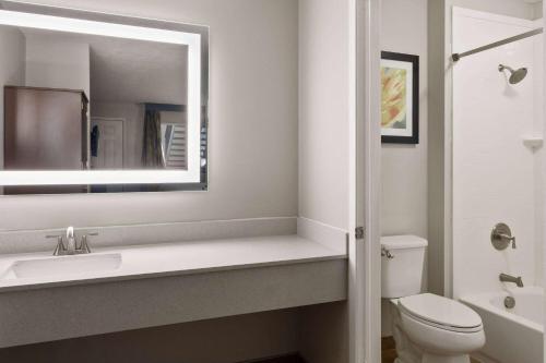 Clarion Inn & Suites Cedar City Gateway to National Parks - image 19