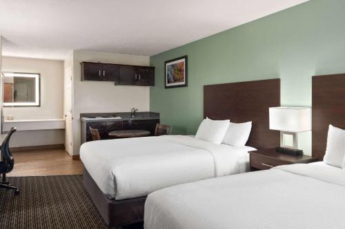 2 queen beds