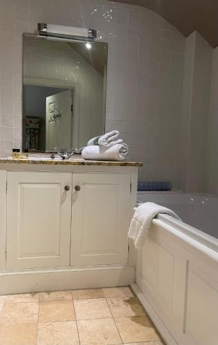 512949402 The Crown, Bildeston