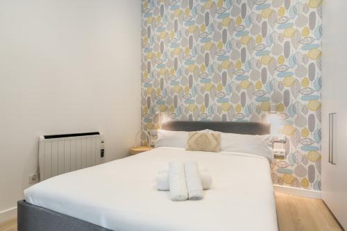 Modern and Bright- 2 Bd 2 Bth - Center