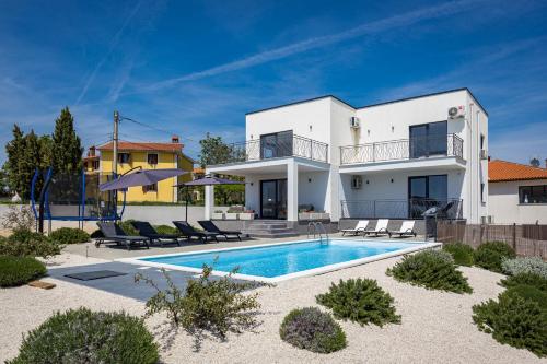 Villa Angie in Central Istria for 10 persons with private heated pool & kids playground - Location, gîte - Vodnjan