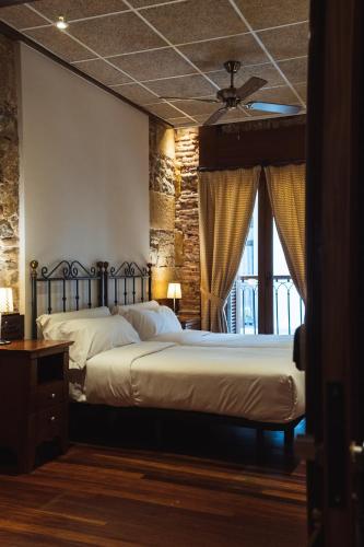 Twin Room with Private Bathroom image 6