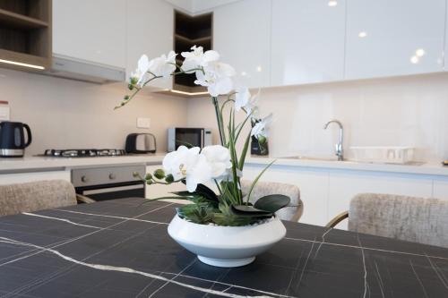 LUXE 2BR with AMAZING VIEWS at DOWNTOWN VIEWS - image 8