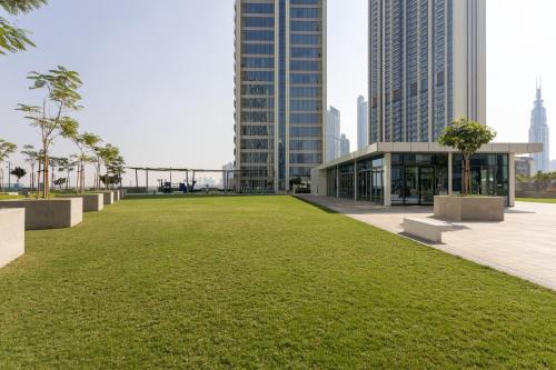 LUXE 2BR with AMAZING VIEWS at DOWNTOWN VIEWS - image 12