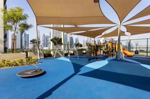 LUXE 2BR with AMAZING VIEWS at DOWNTOWN VIEWS - image 6