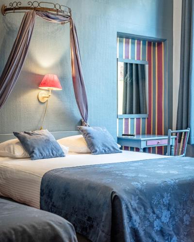 3 twin beds